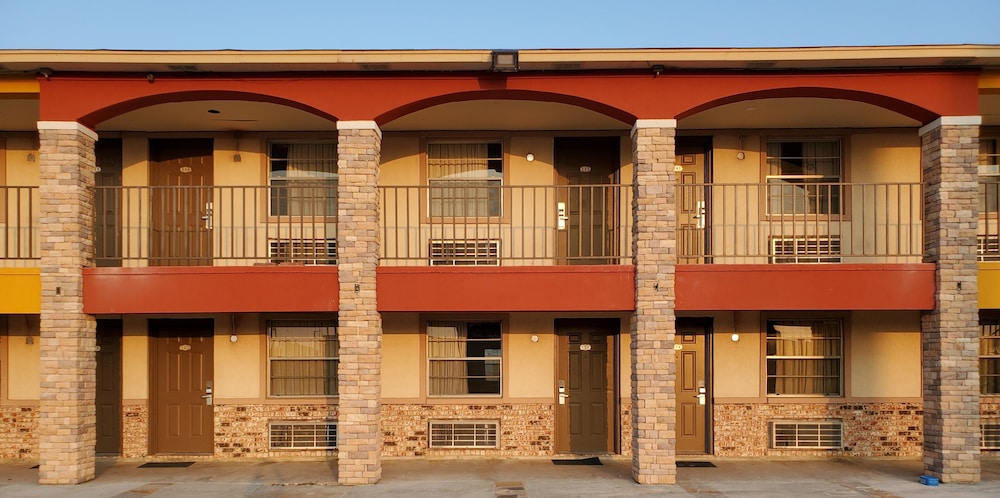 Econo Lodge Inn & Suites Sealy 7/52