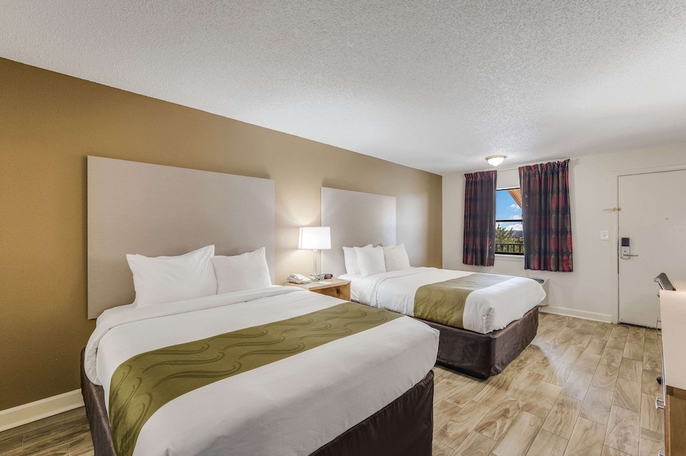 غرفة قياسية بسريرين كوين للمدخنين، Quality Inn and Suites Hot Springs Lake Hamilton 2/4