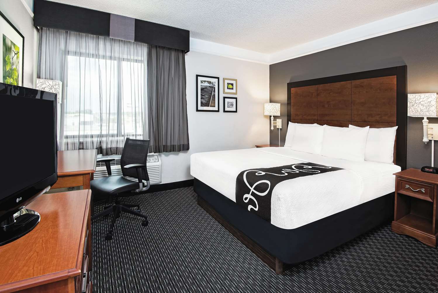 La Quinta Inn & Suites by Wyndham San Antonio Riverwalk 10/53