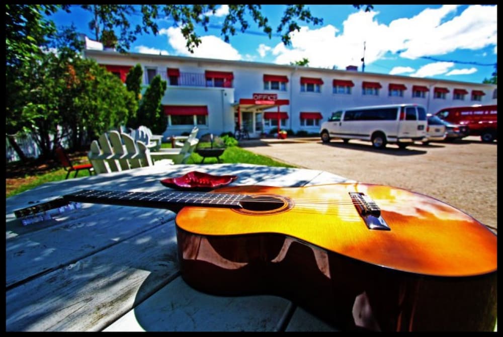 Holiday Music Motel 54/64