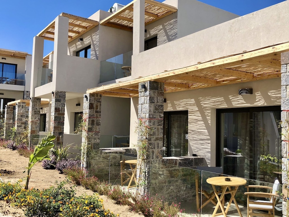 Helios Beach Hotel & Bungalows 4/48
