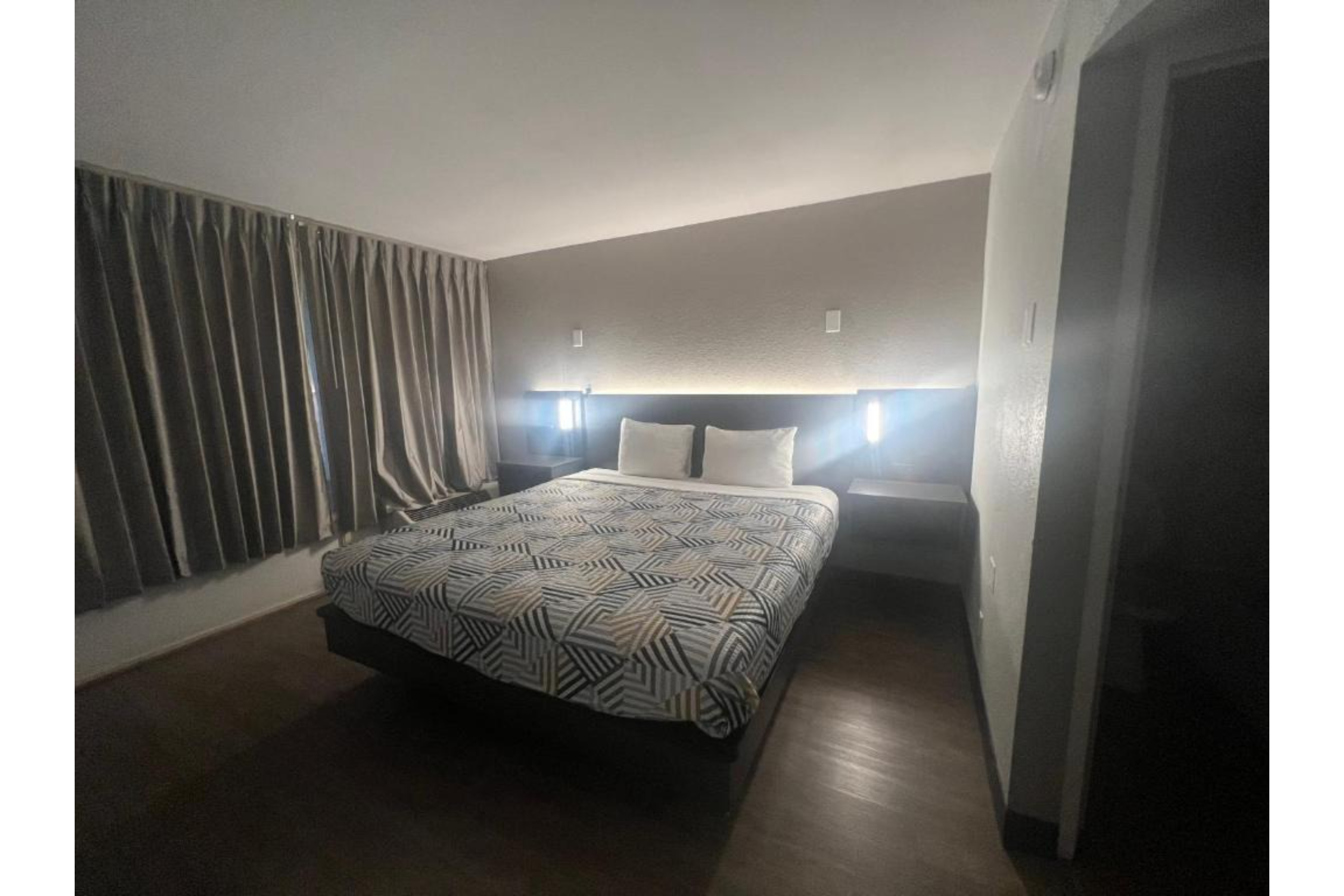 1 King Bed - Non-Smoking, Micfridge