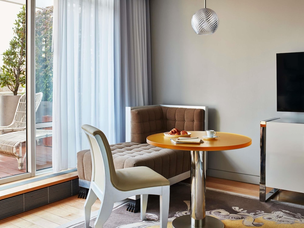 Sanderson London 39/47