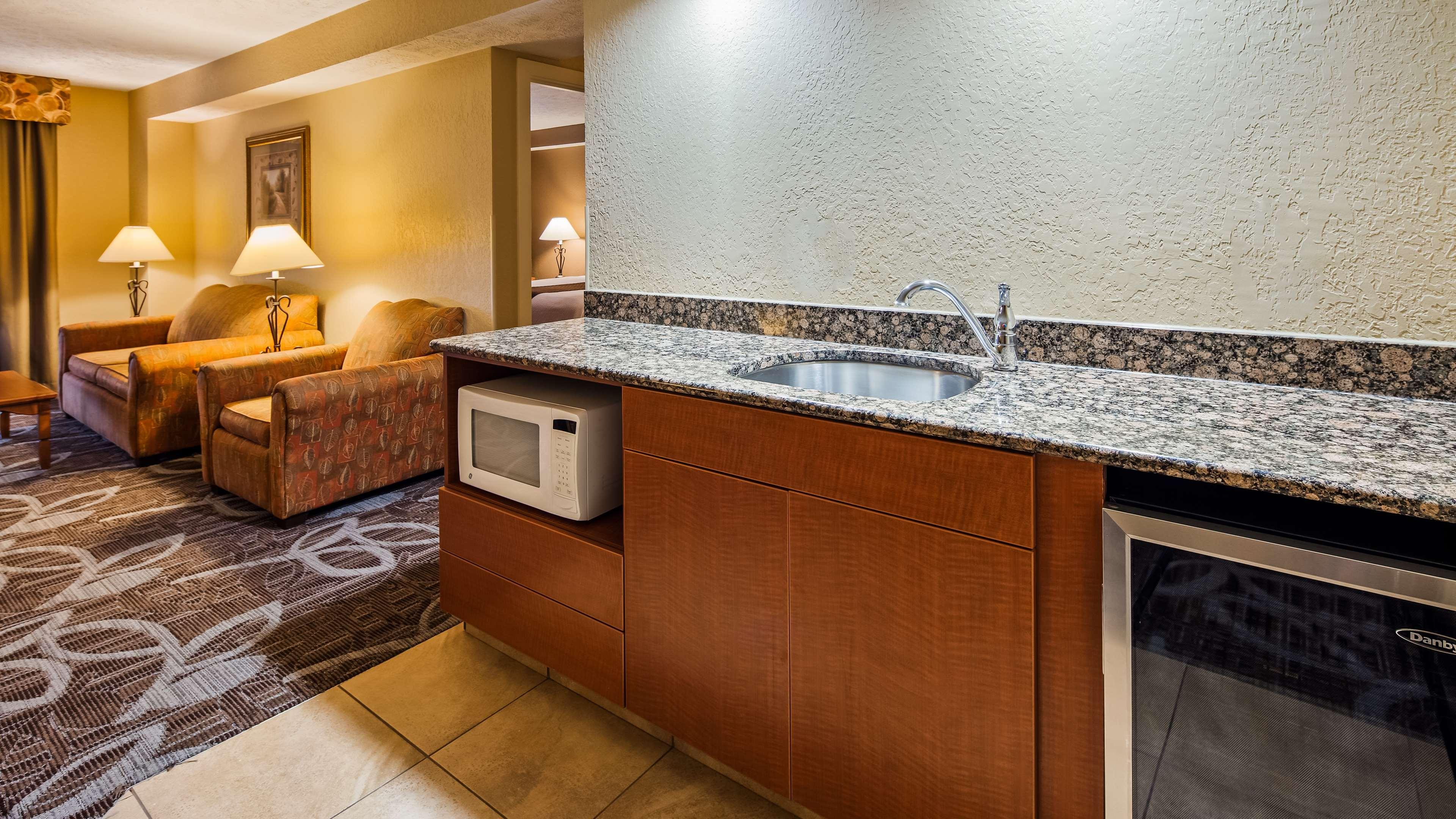شقة بسرير كينج وسرير كوين بغرفتي نوم مع أريكة بمنطقة جلوس بمطبخ، Best Western Plus Mid Nebraska Inn & Suites 9/10