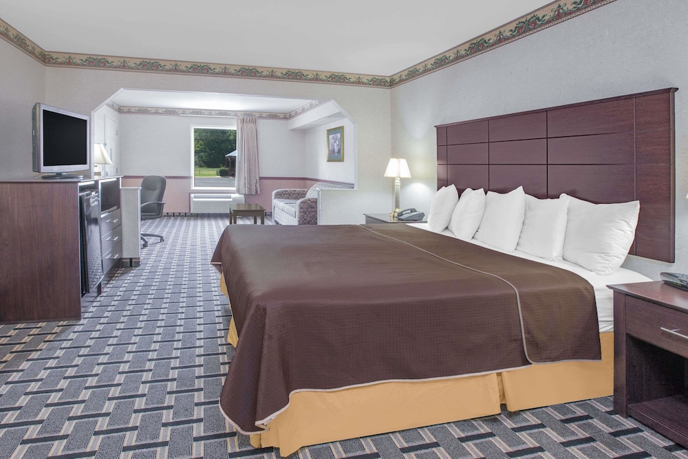 Days Inn and Suites By Wyndham Pine Bluff 10/27
