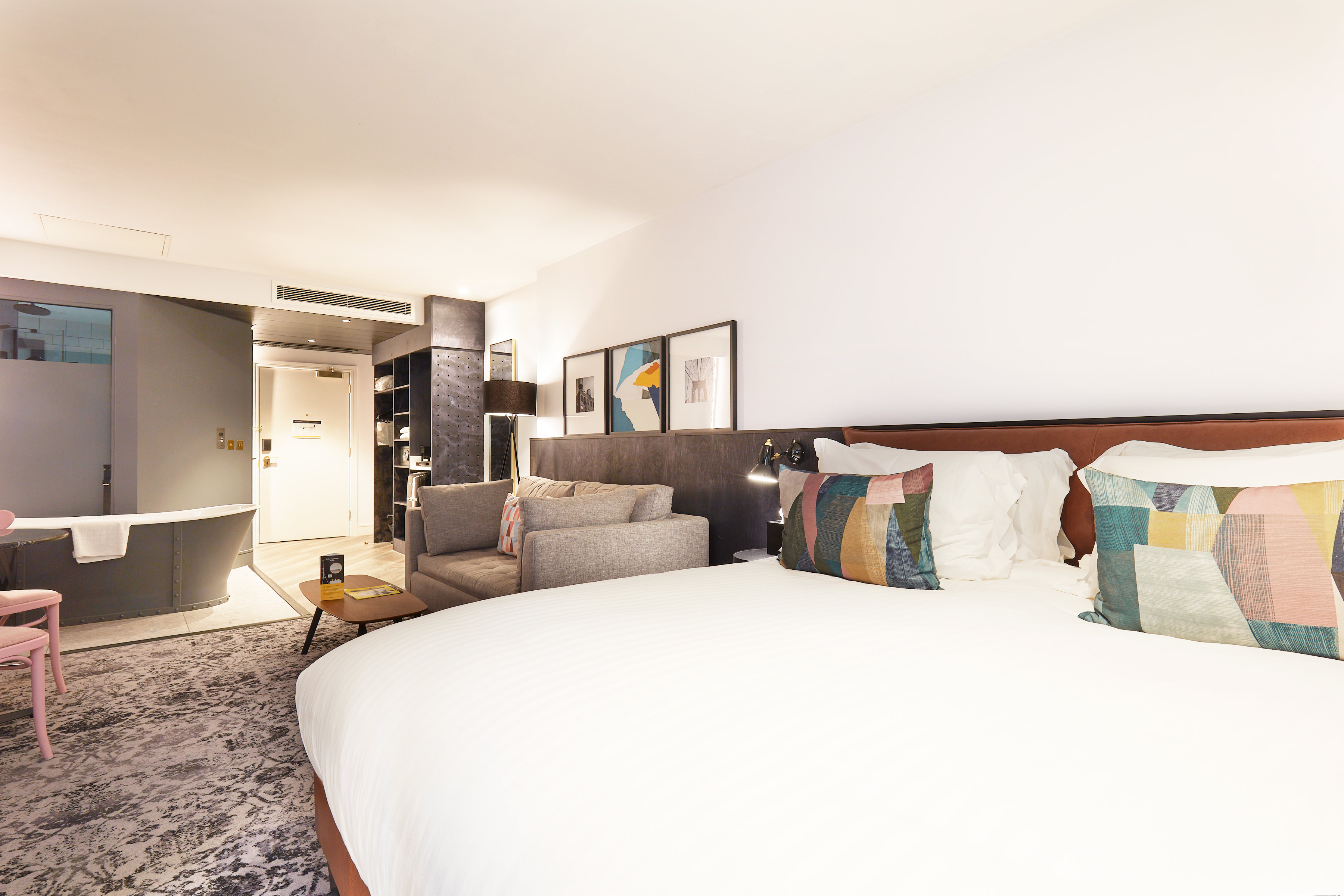 جناح بسرير كينج بحوض استحمام، voco Manchester - City Centre, an IHG Hotel 2/5