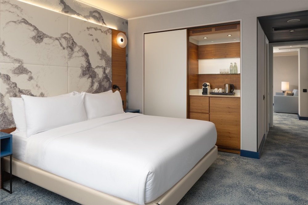 1 BEDROOM, SUITE, KING BED, SOFA