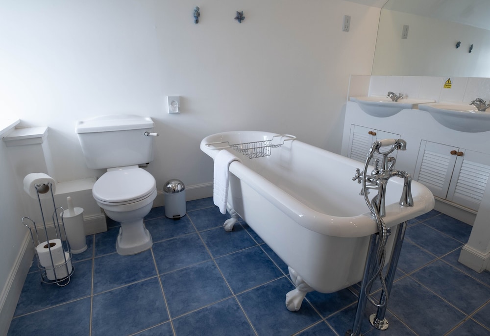 Summer Isles Hotel 48/50