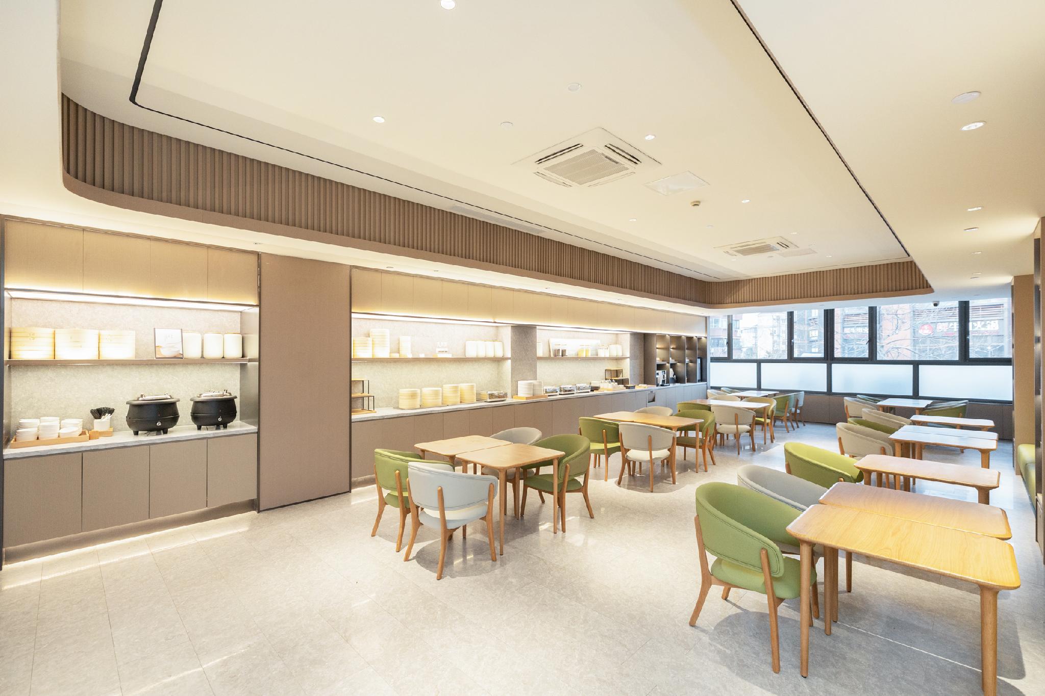 7 Days Inn (Shanghai Yichuan Road) 50/58