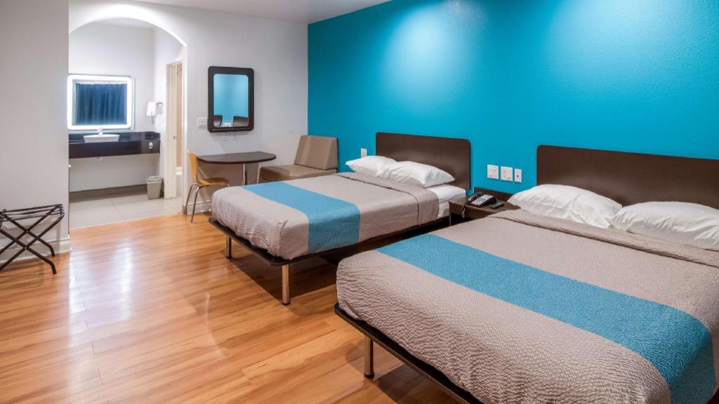 2 QUEEN BEDS - NON-SMOKING, MICFRIDGE