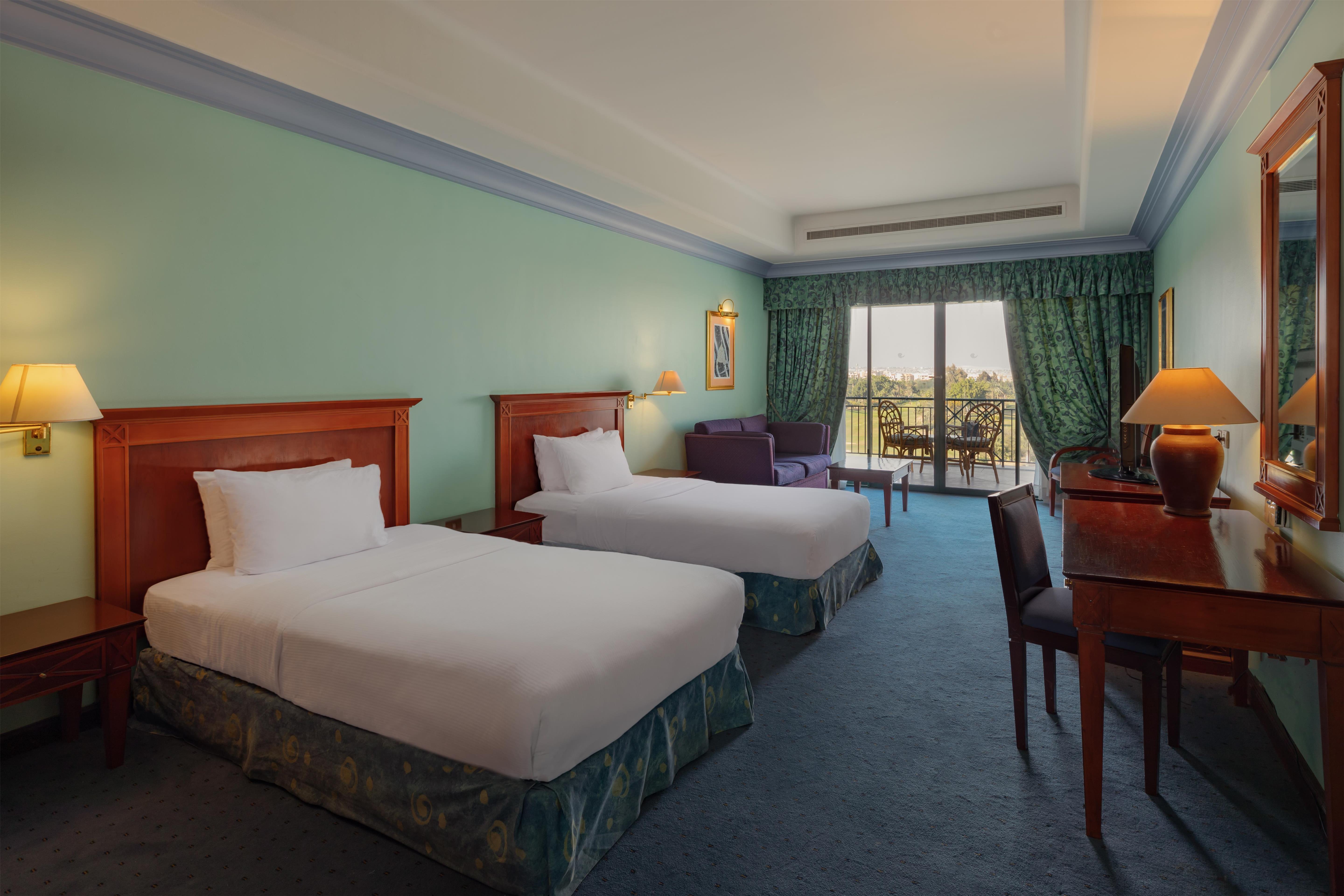 غرفة قياسية بسريرين منفصلين، Hilton Pyramids Golf Resort 3/5