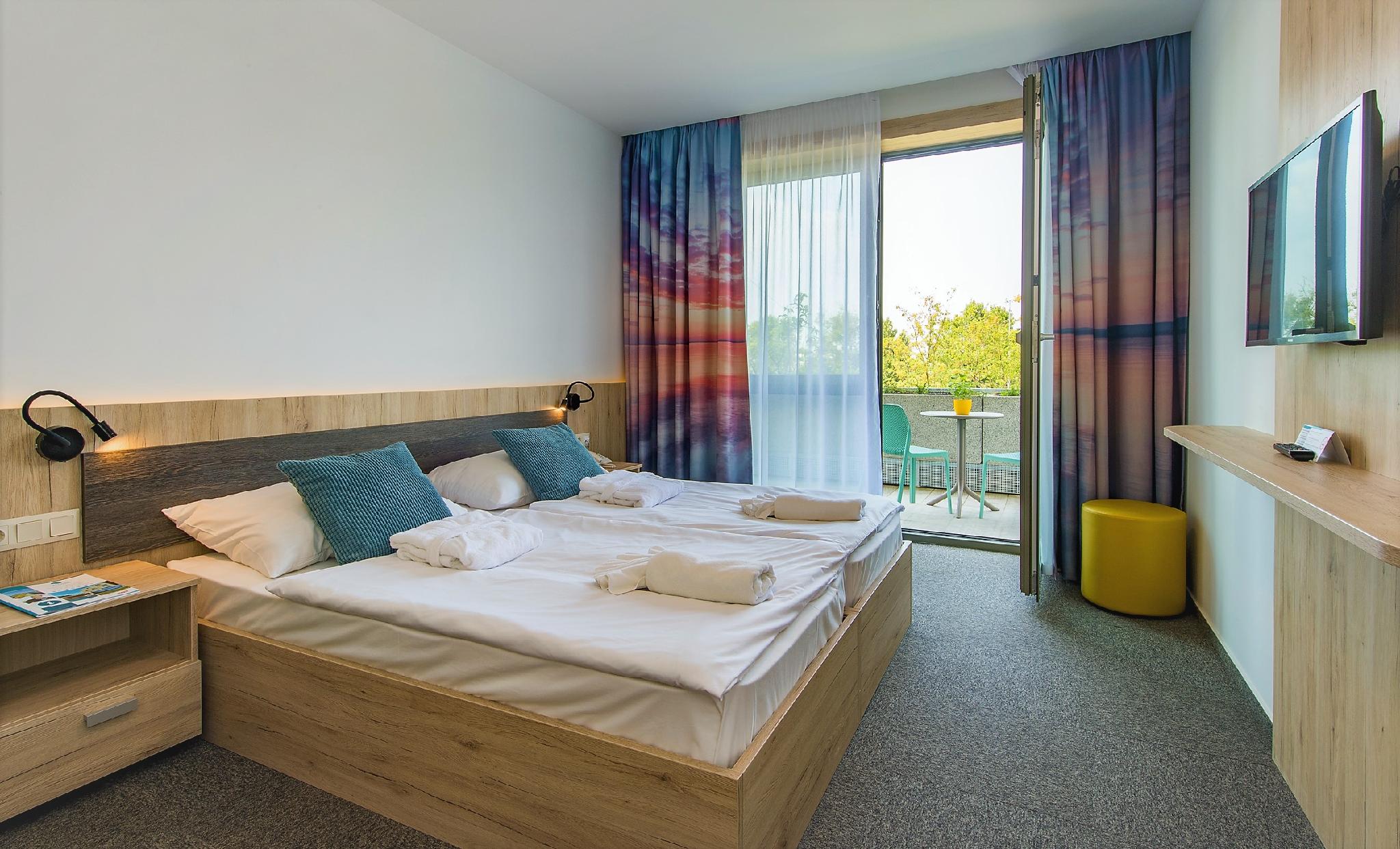 غرفة بسرير بطابقين بشرفة