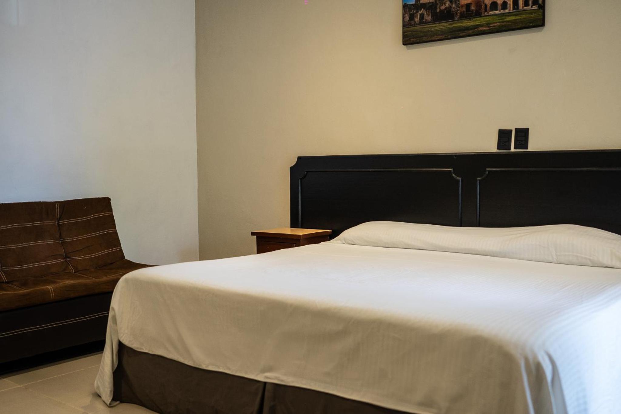 غرفة بسرير كينج بإطلالة على المسبح، SUITE HOTEL MARIA DE LA LUZ 2/7
