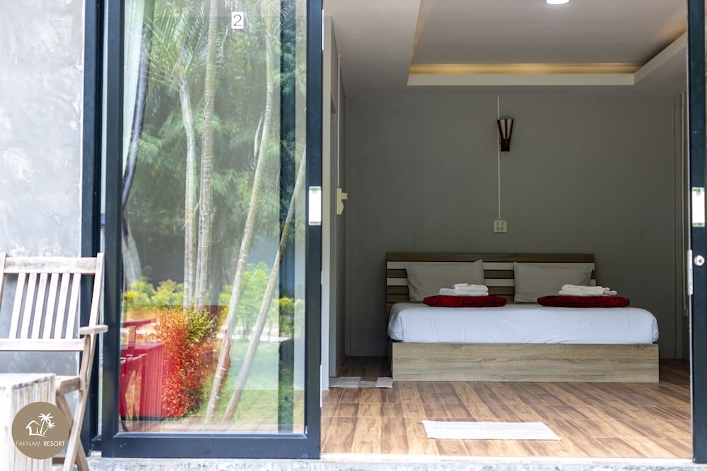 Pak Nam Resort 50/50