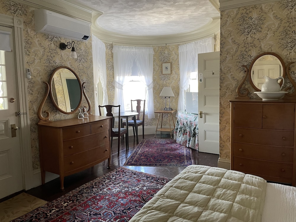 Moseley Cottage Inn and Town Motel 4/50