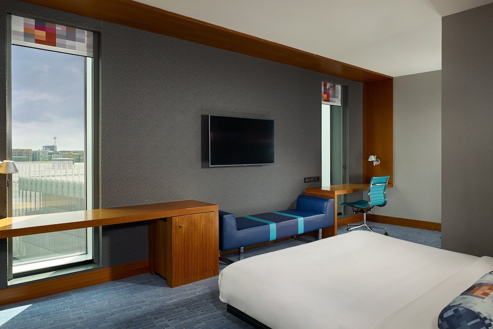Aloft London Excel 27/80