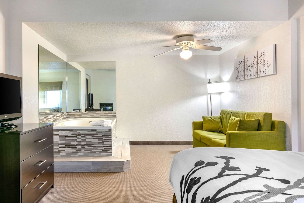 Sleep Inn & Suites near Sports World Blvd 7/39