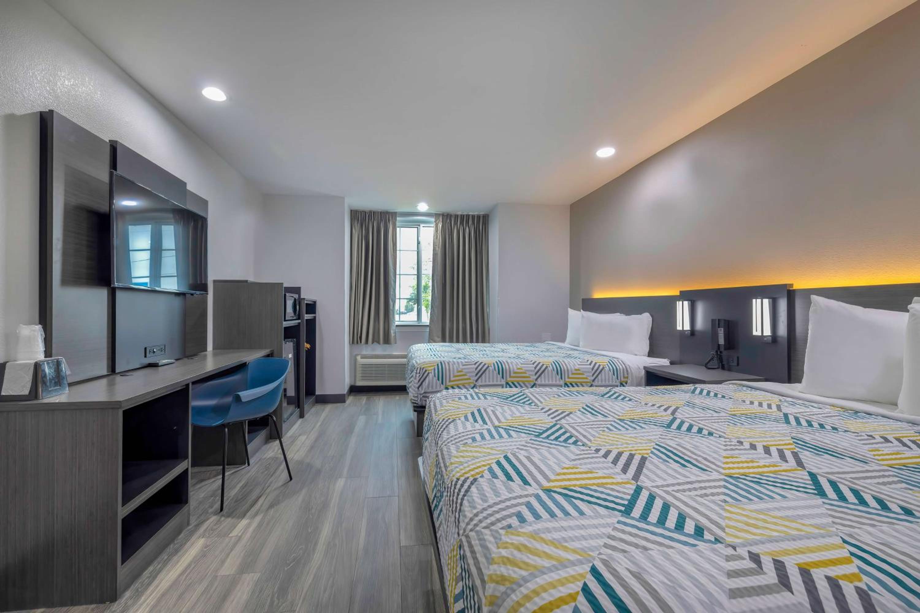 2 Queen Beds Non-Smoking, Micfridge