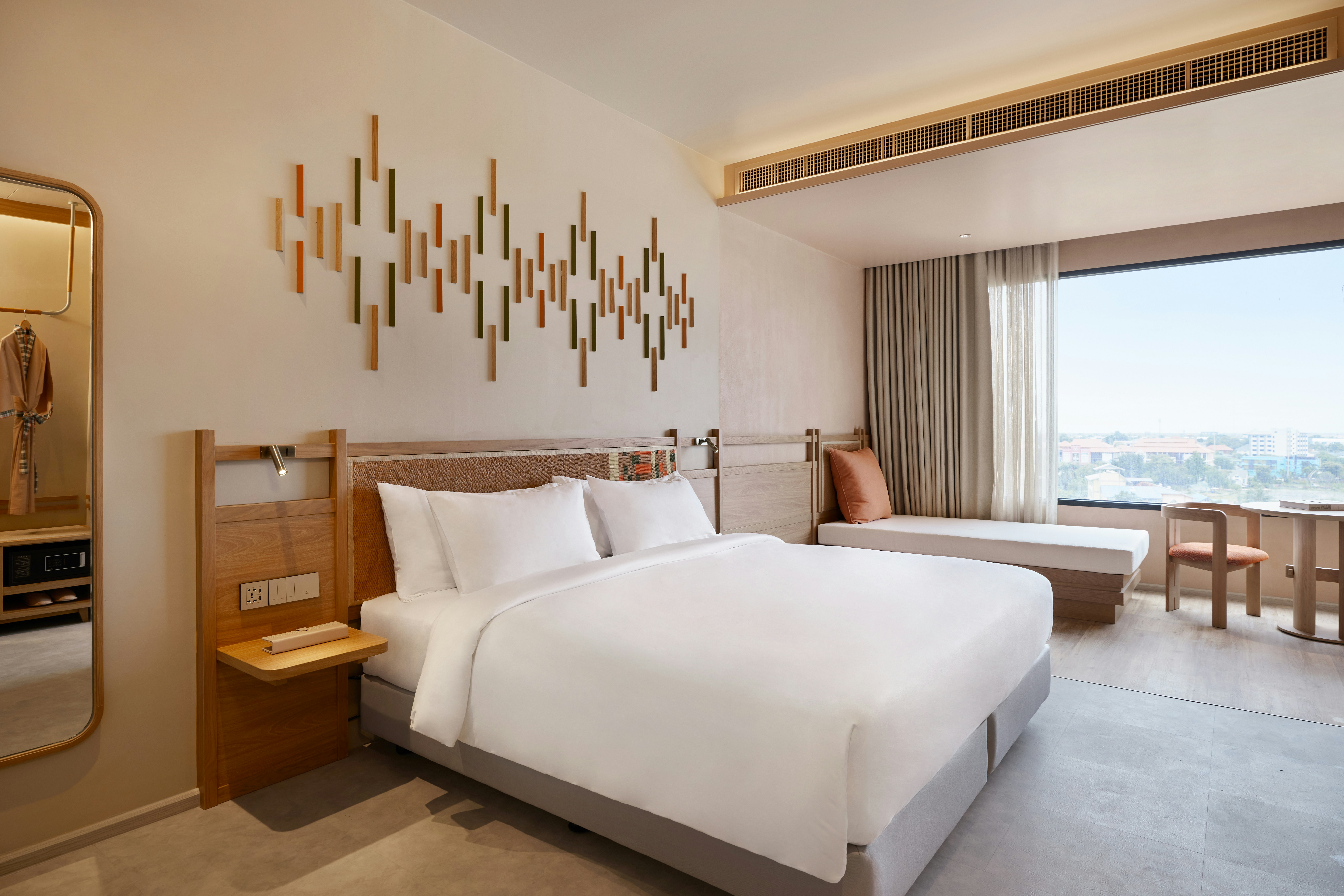 DELUXE, KING BED