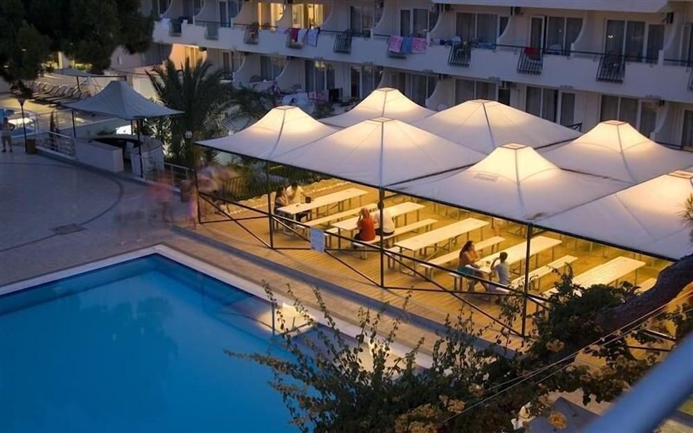 Aquabella Beach Hotel 2/20
