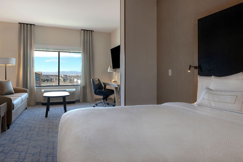 Suite, King Bed, Fairfield Inn & Suites by Marriott Denver Airport at Gateway Park 2/5
