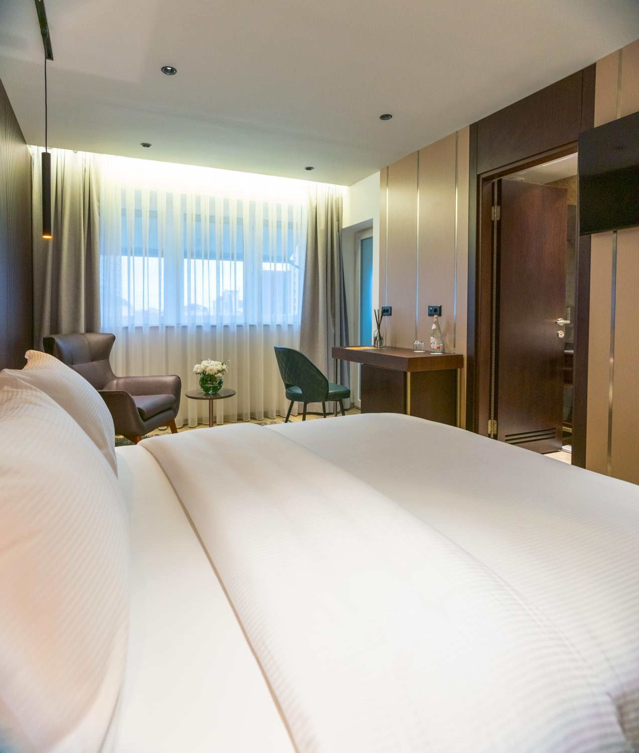 Emery Hotel Pristina 16/50