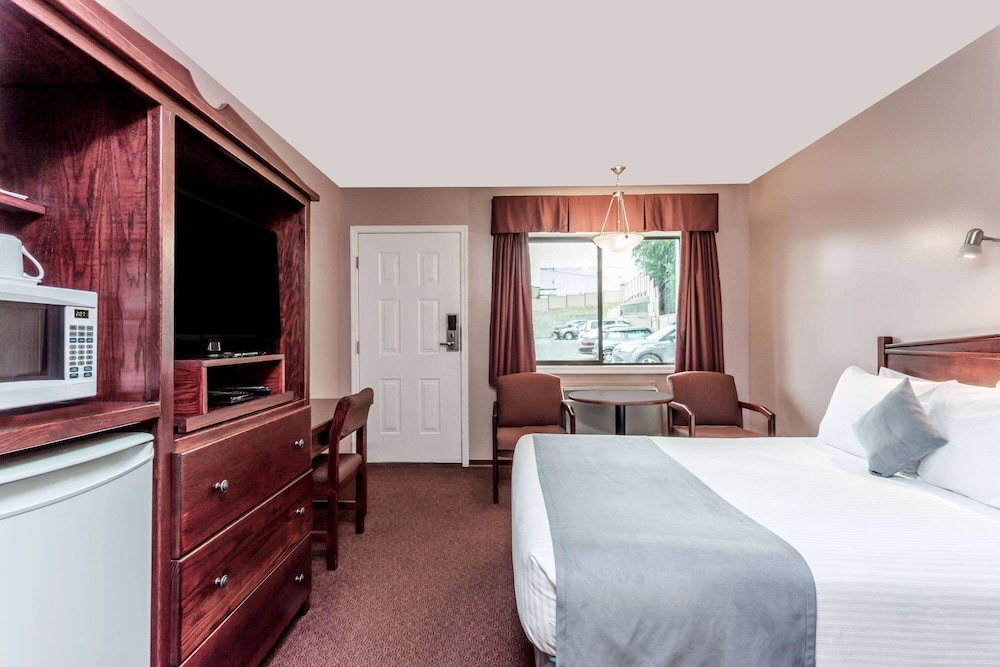 Efficiency, 2 Queen Beds