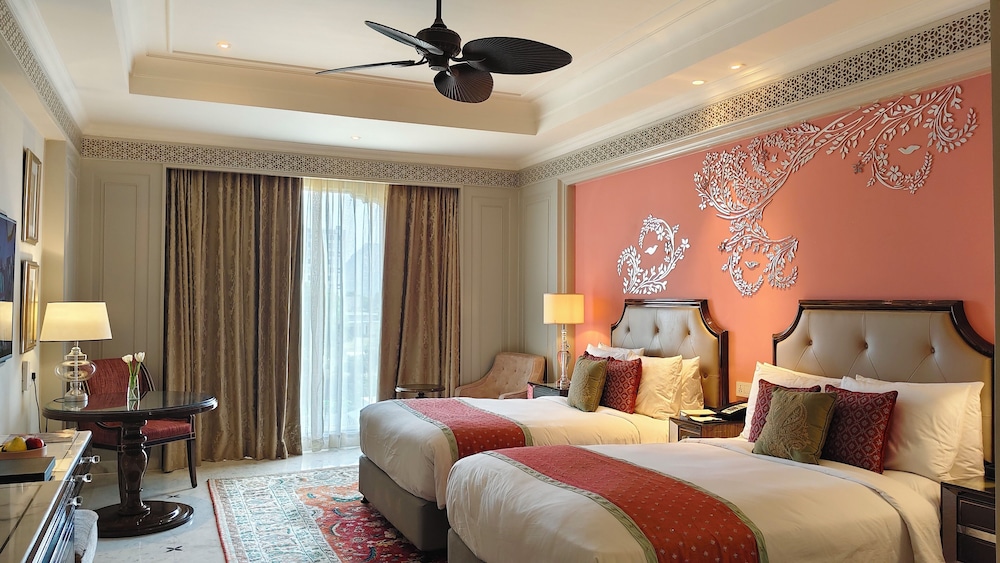PALACE, TWIN BEDS
