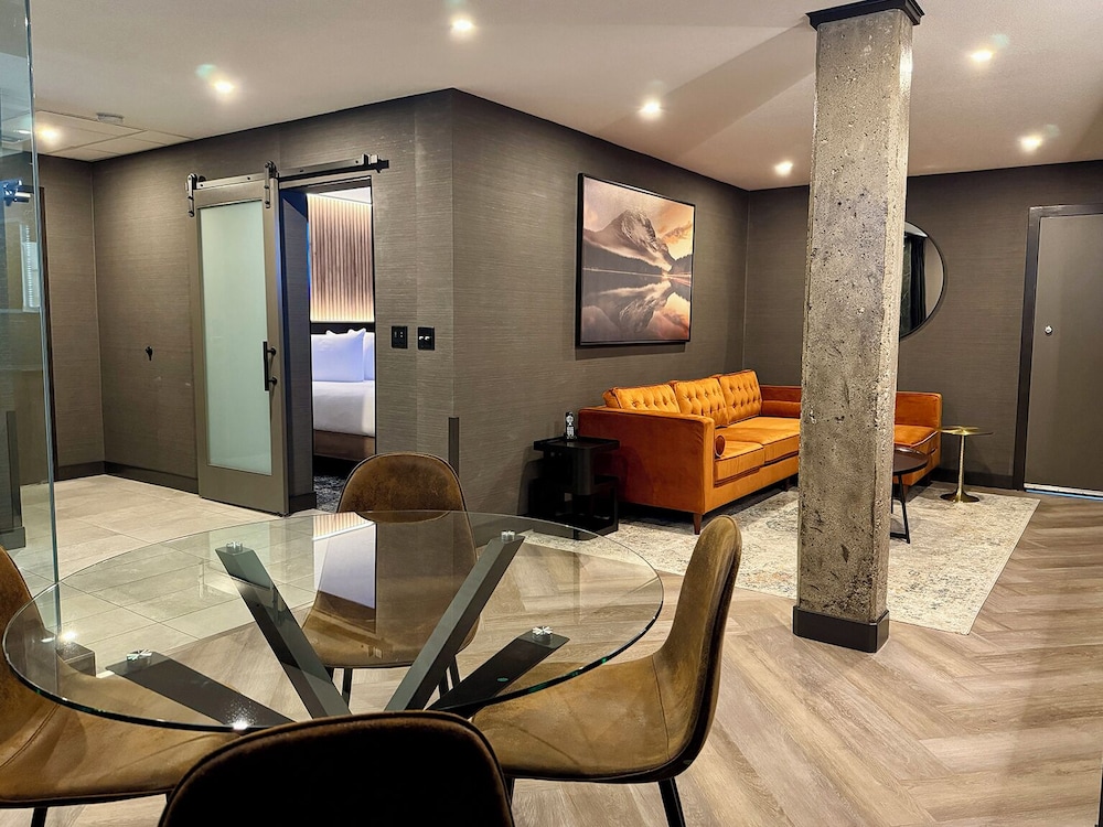 Carriage House Hotel Conference Centre 35/50