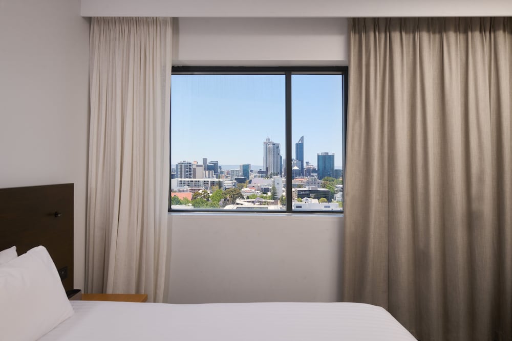 Holiday Inn West Perth 32/70