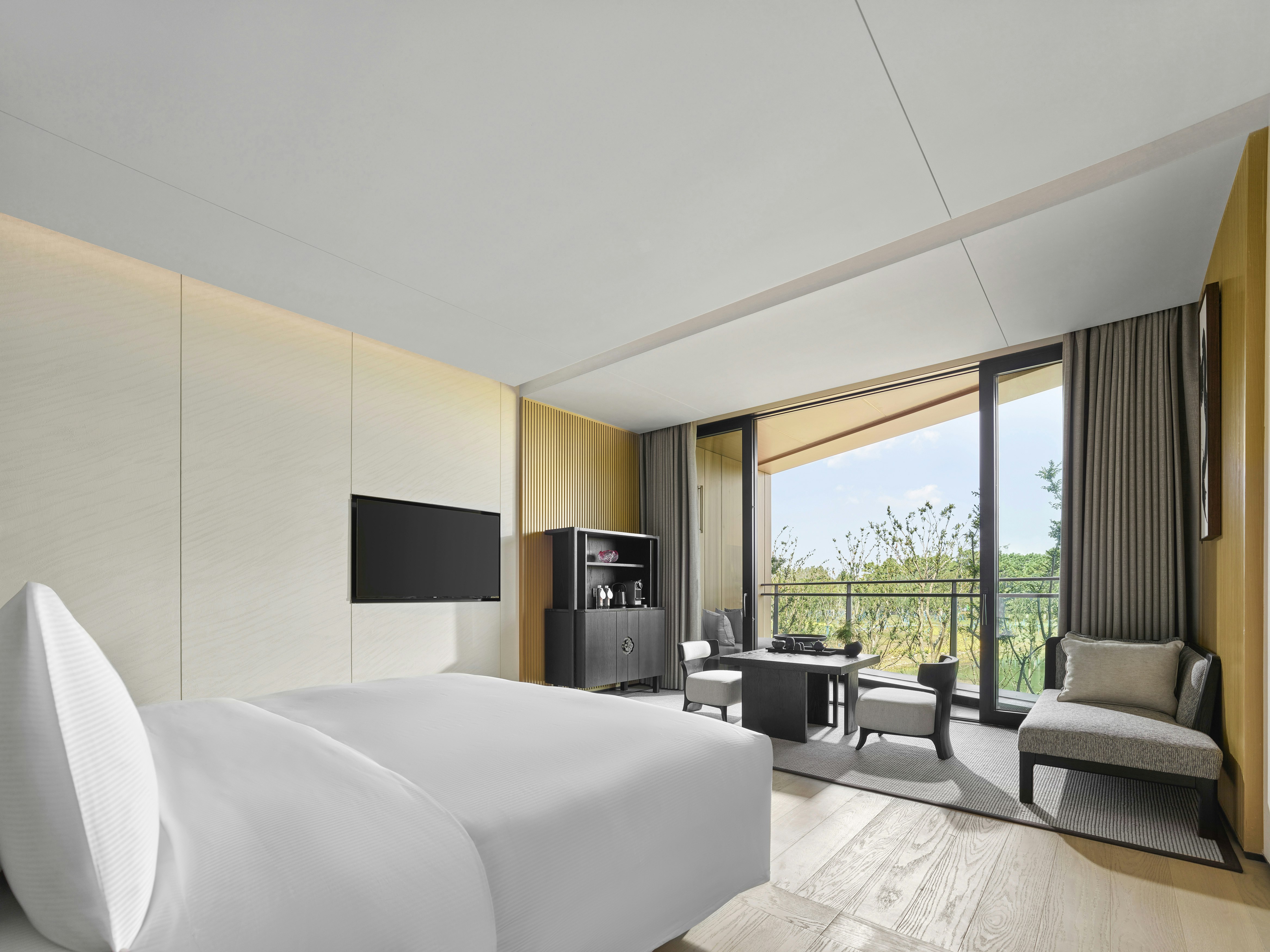AMBASSADOR, SUITE, KING BED