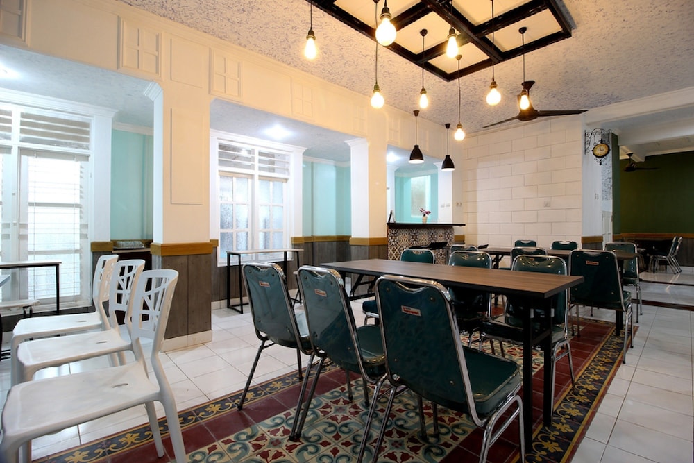 Reddoorz Plus Near Lempuyangan Station 3 18/25