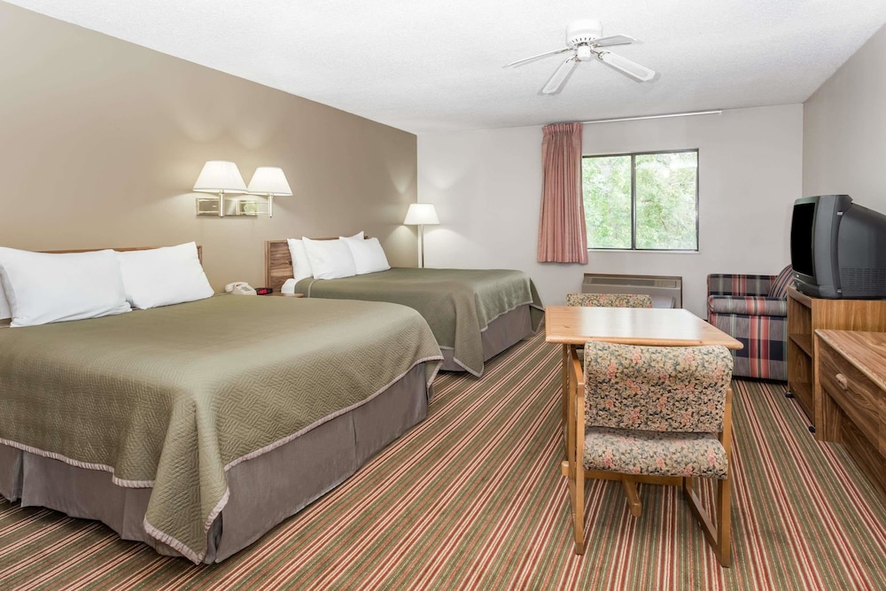 Travelodge By Wyndham Longmont 8/35
