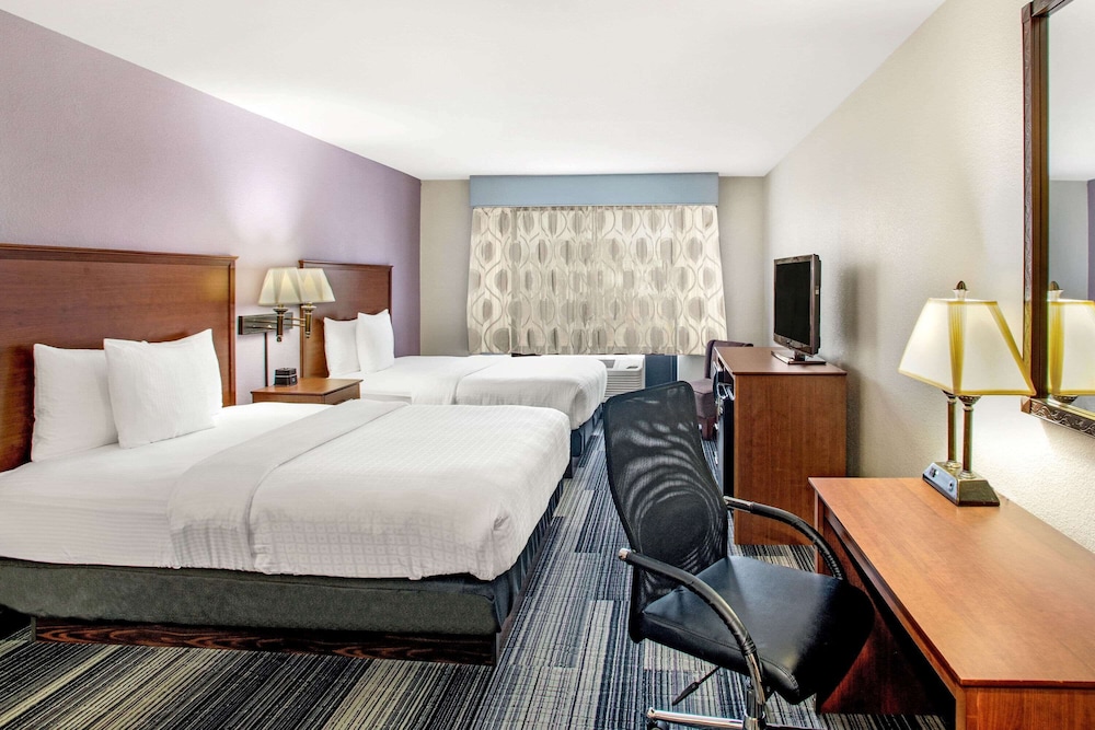 La Quinta Inn Suites Springfield Airport Plaza 9/61