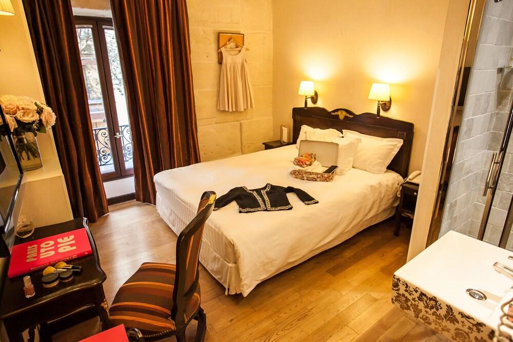 Courtyard, Queen Bed