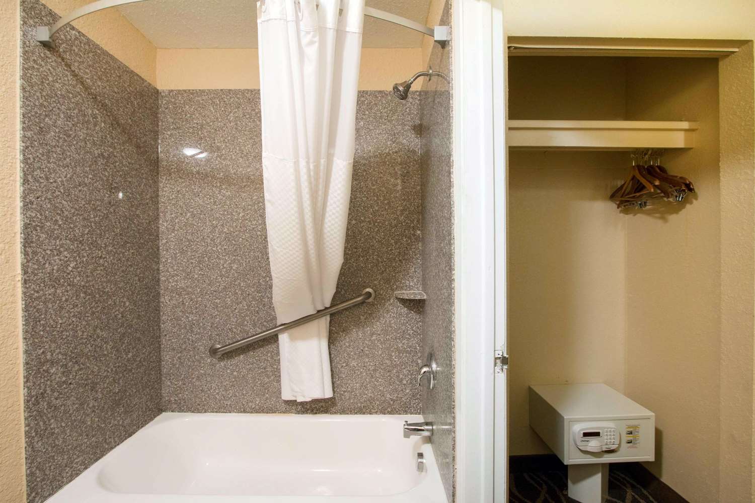 Quality Inn & Suites I-35 Near Frost Bank Center San Antonio, TX 32/33