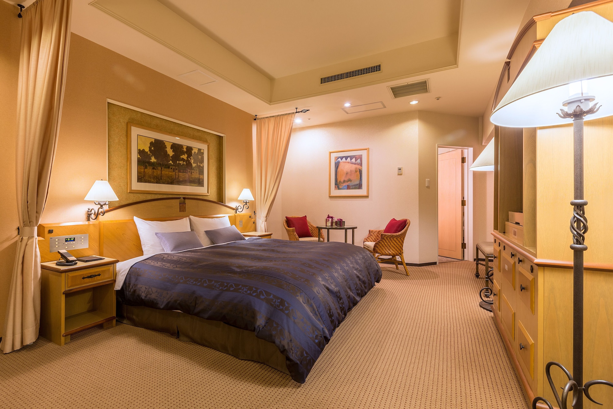DELUXE, KING BED