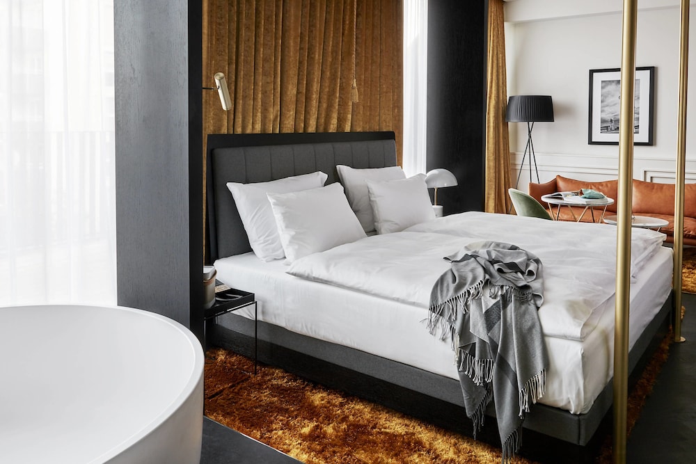 Roomers Munich, Autograph Collection 7/56