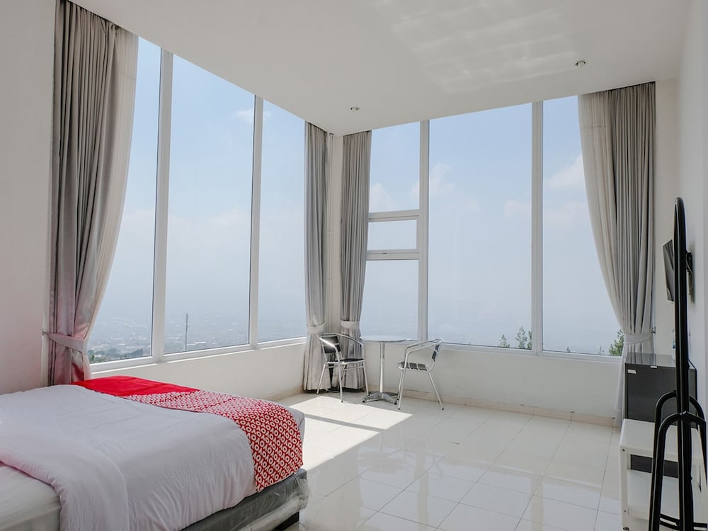 Hotel O Batu near Jatim Park formerly Villa Bukit Panderman Residence 33/49