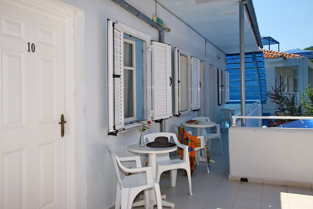 Dolphin Hotel 31/49