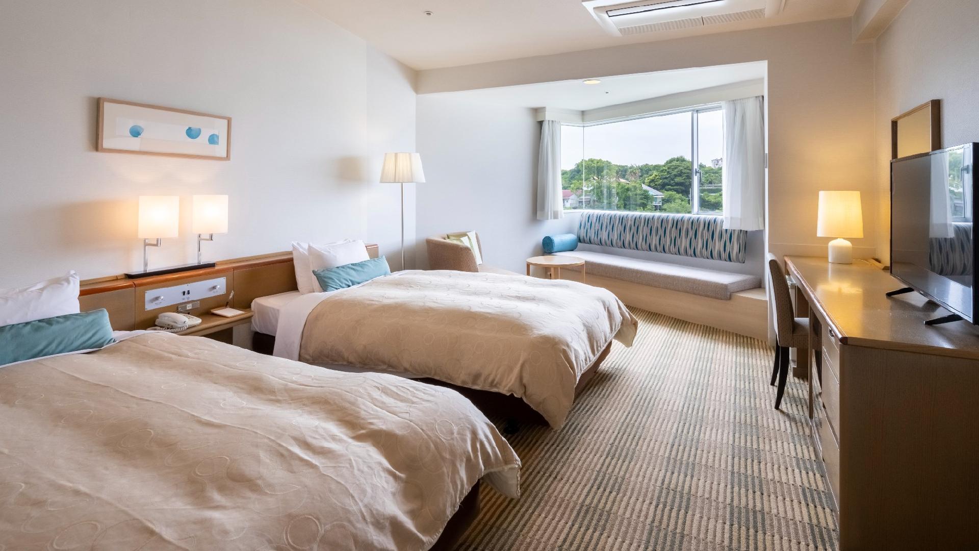 Casual, Standard, Twin Beds, Lake View