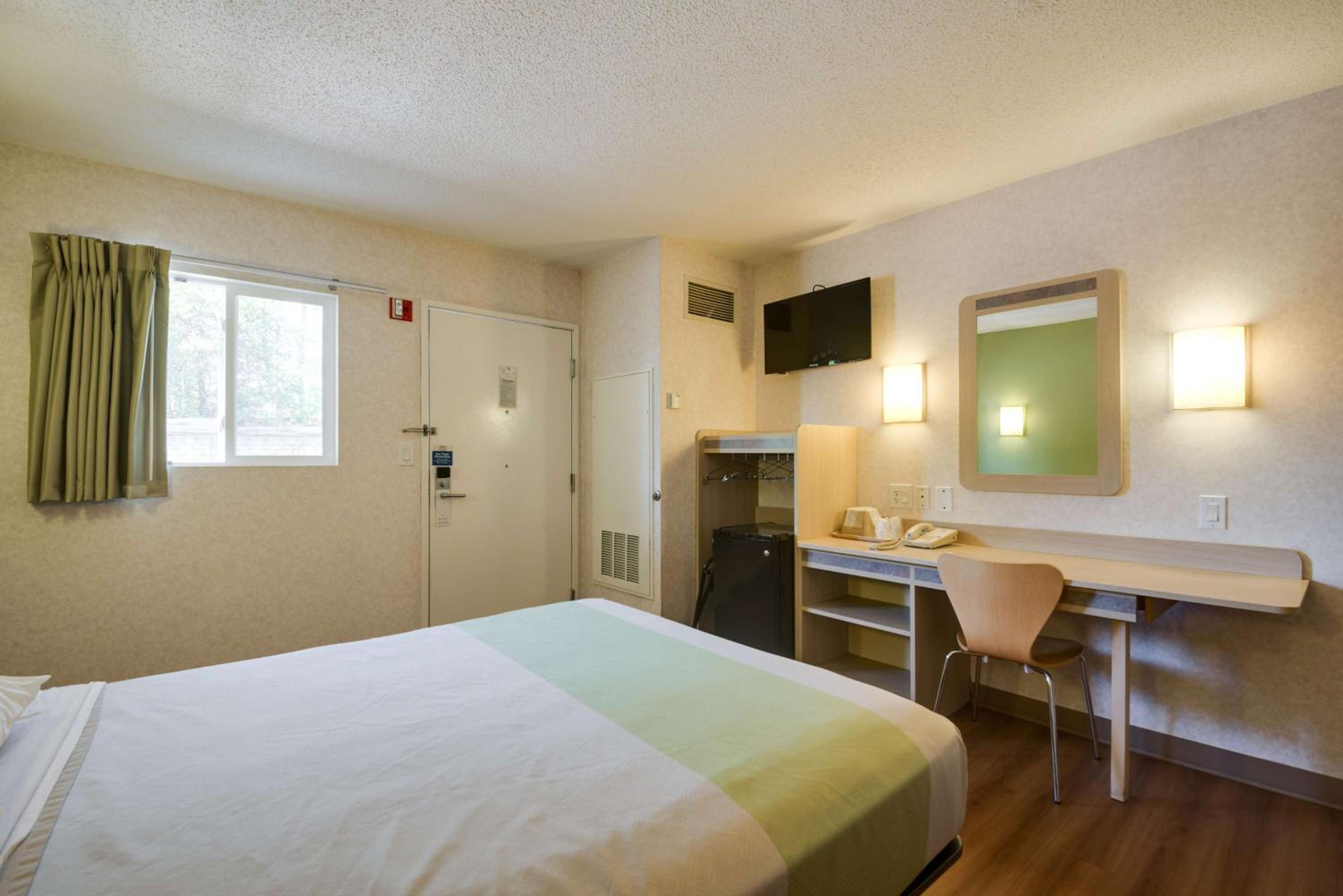 غرفة بسرير كوين، Motel6 Statesville, NC 2/10
