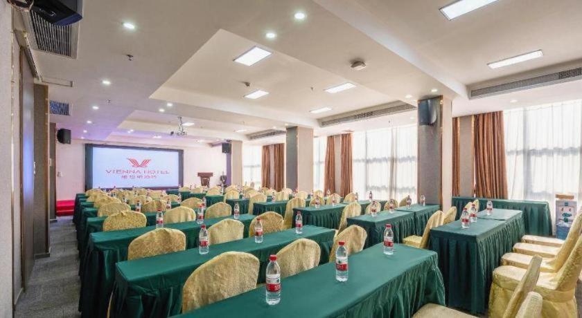 Vienna Hotel(Guangzhou North Railway Station Huaguoshan Subway Station Store) 38/45
