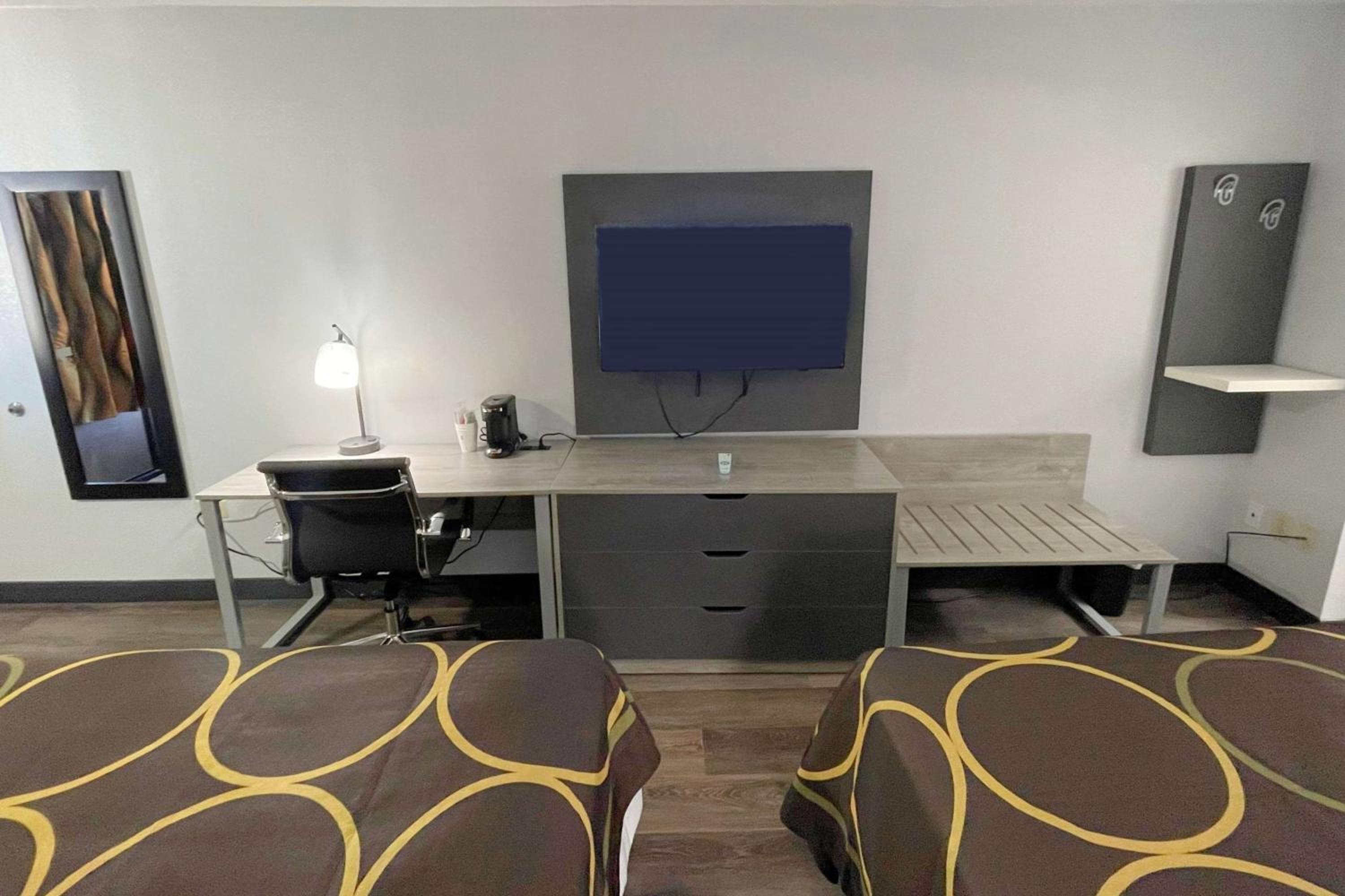 Super 8 by Wyndham Pigeon Forge Downtown 10/22