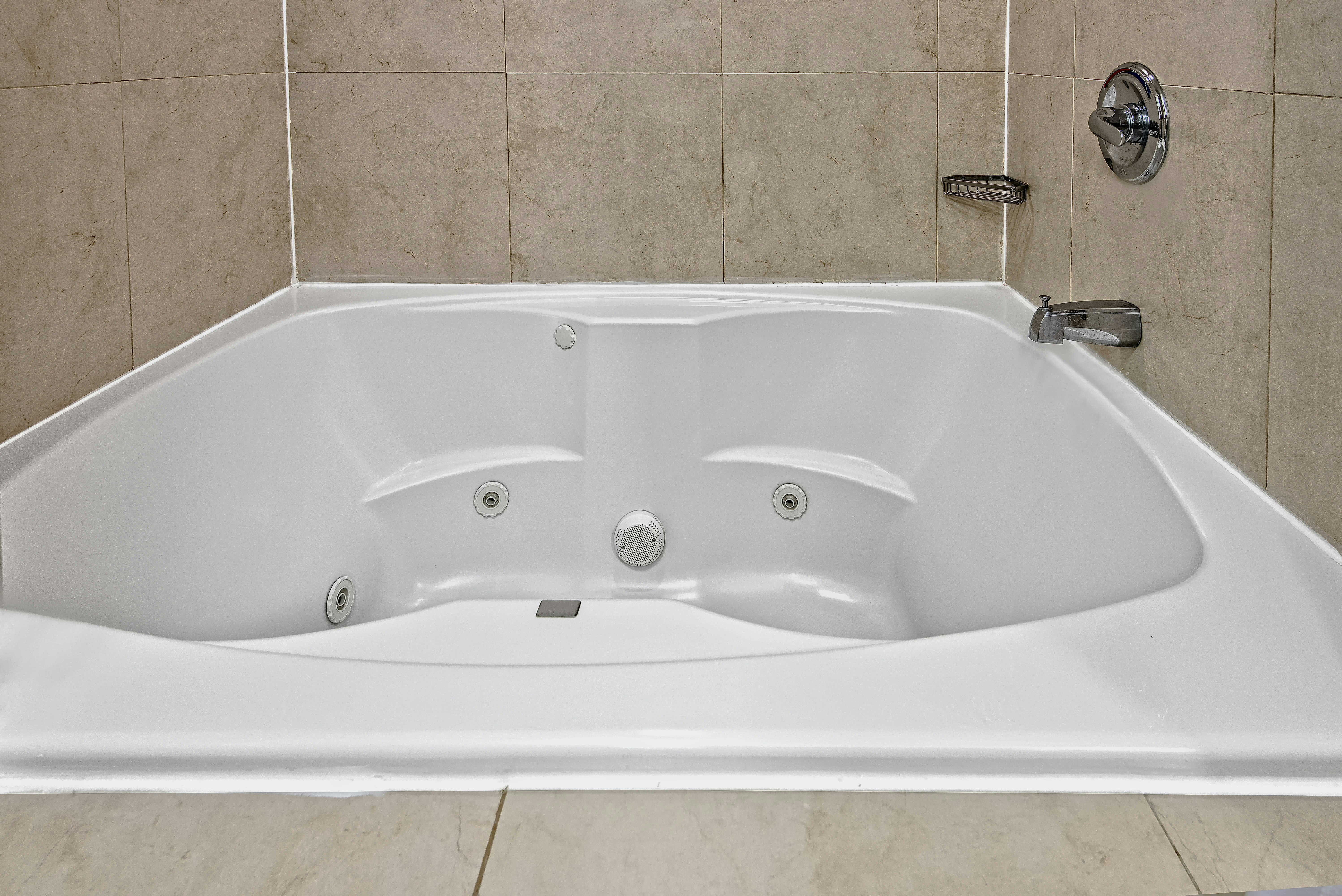 غرفة بسرير كينج بحوض جاكوزي، Hilton Garden Inn San Antonio Airport Hotel 4/4