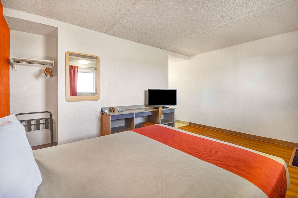 Motel6 North Ridgeville, OH - Cleveland Intl Airport - N Ridgeville 34/45