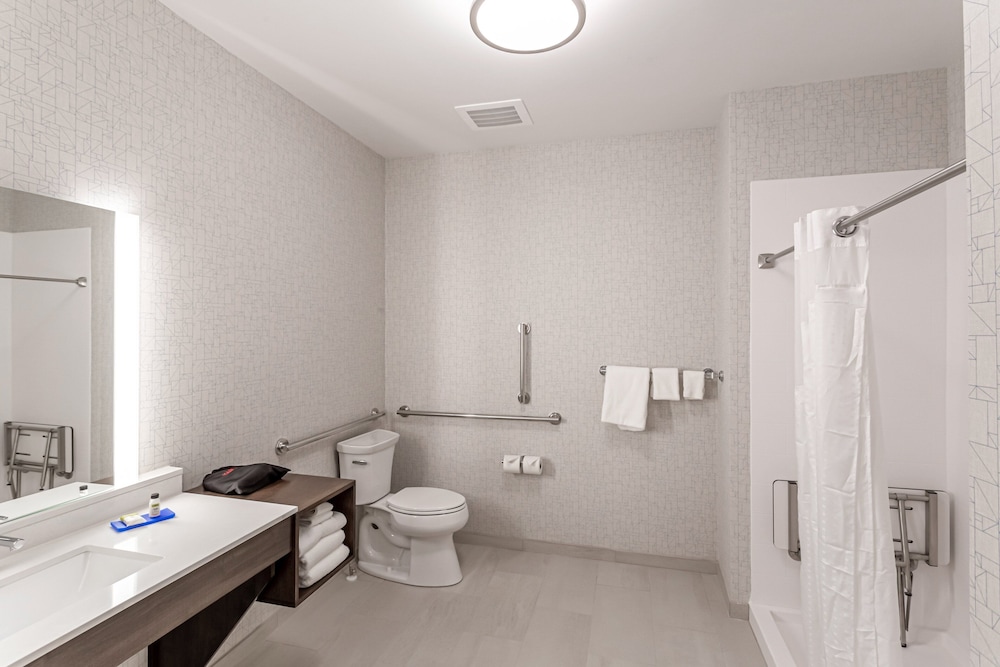 Holiday Inn Express & Suites Columbus - Worthington 20/58