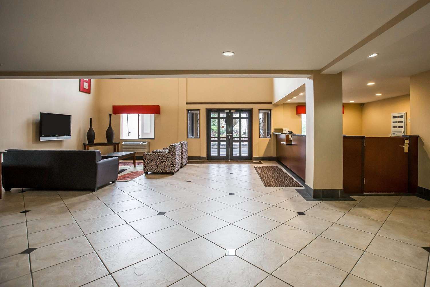 Econo Lodge Inn & Suites Monroe, MI 5/36
