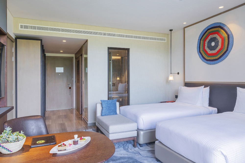 Connecting, Deluxe, King and Twin Beds, Mountain View