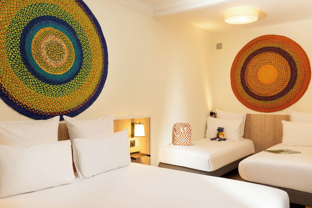 ROOM, QUADRUPLE